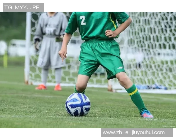 球星穿着碎钉足球鞋驰骋绿茵场展现速度与力量的完美结合