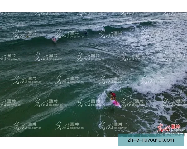 热浪滚滚，冲浪高手争锋，激情碰撞海浪间